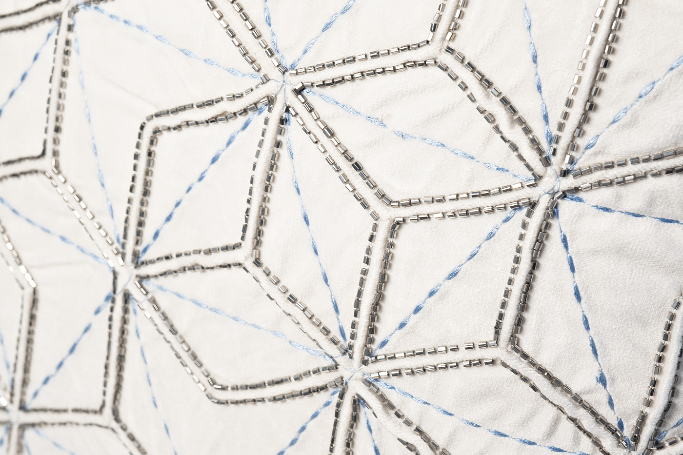 70SW-20712 Подушка с бисером «Шестигранники» белая 45*45см_s2 2