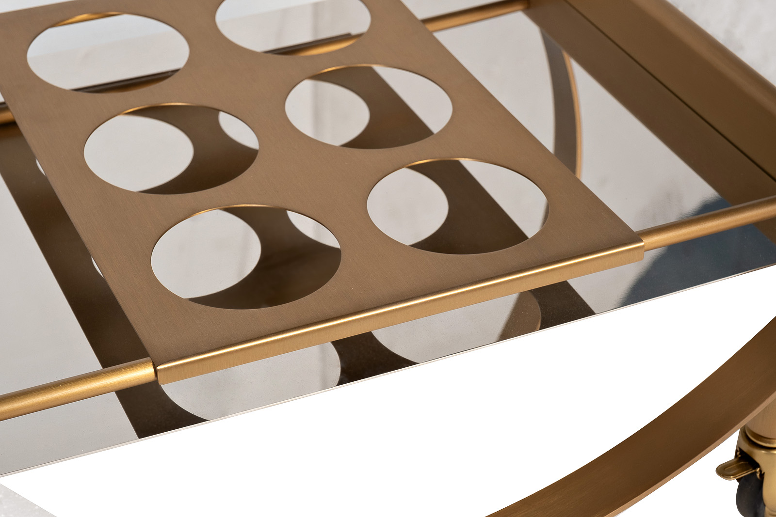 58DB-23085 Стол-тележка сервировочн ст.прозр/латунь 70*48*76_s2 3