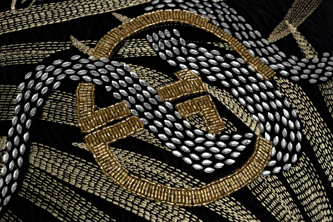 70SW-38056 Подушка с бисером, стеклярусом и вышивкой «Тропики » черный 45*45_s2 2