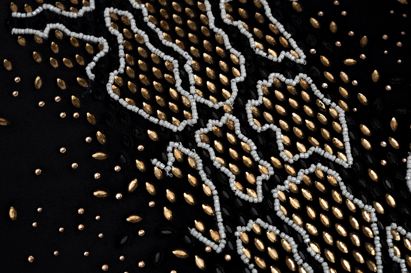 70SW-38076 Подушка со стразами «Питон» черный 45*45_s2 2