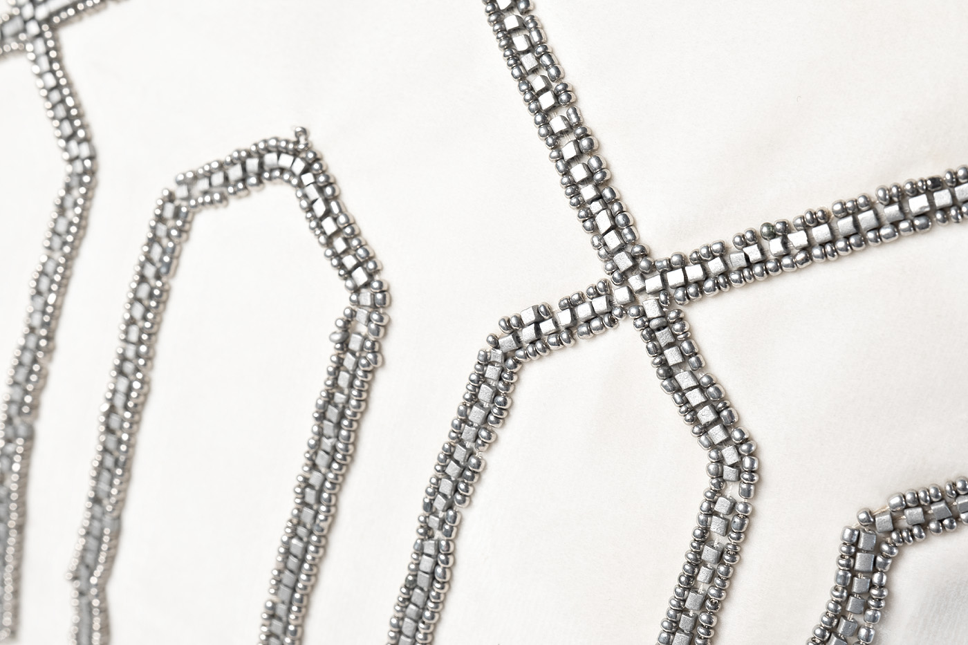 70SW-20714 Подушка с бисером «Геометрия» белая 30*50см_s2 2