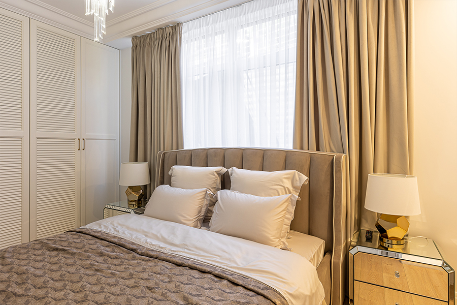 Кровать у окна