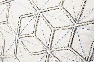 70SW-20712 Подушка с бисером «Шестигранники» белая 45*45см_s2 2 (превью)